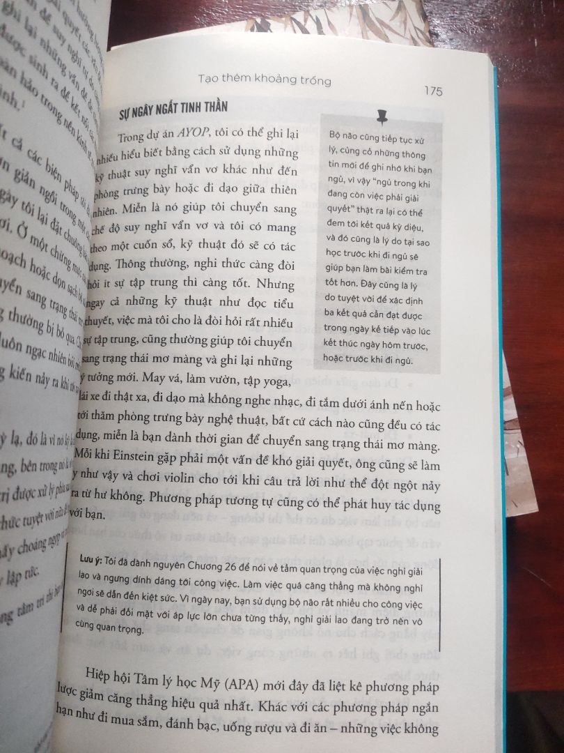Dù sách không còn màng bọc bên ngoài nhưng được tiki bọc một lớp túi bóng rất cẩn thận, nội dung sách thì đọc mấy chương đầu thấy khá ổn, chưa đọc hết nên chưa nhận xét kĩ được, đặc biệt mỗi đầu chương đều có ước tính thời gian đọc hết chương, khá thú vị. Shipper nhiệt tình, dễ thương.