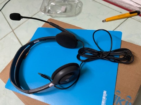 Giao hàng siêu nhanh luôn tối đặt là sáng mai nhận lun. Tưởng ít tiền sẽ yếu thế hơn con logi H151 trong cty ai nhè *** và nghe lại cord đúng là tiếng ồn xung quanh giảm hẳn, giọng nói to rõ hơn chỉ có điều jack cắm vào lap hơi lỏng lẻo xíu.