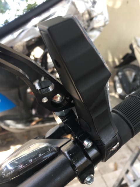 Sản phẩm như mô tả, pat lắp gương bằng nhôm nên gương lắp vào xe chắc chắn, chỉ có điều gương không phải là loại dùng chiếu hậu mà là loại gương soi mặt nên phải dán thêm 2 gương cầu lồi nhỏ vào gương thì mới chiếu hậu được. Tuy nhiên pat, gọng gương rất chắc chắn không bị xê dịch gật gù khi xe chạy, nhất là khi qua gờ giảm tốc hay đường gập ghềnh  thì là tốt lắm rồi, chịu khó mua thêm 2 gương lồi nhỏ nữa thì không vấn đề gì