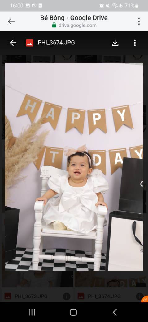 Đầm rất đẹp và xinh. Chất liệu tốt vải dày nhưng k nóng lắm. Bé m chịu mặc