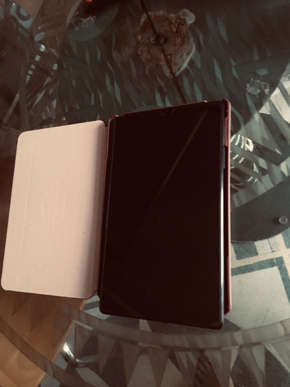 Shop giao không đúng chủng loại nên không sử dụng được, đặt hàng là bao da samsung tab 7A lite !!!??? Giao là lao5i gì không biết, đặt chung đơn hàng có miếng dán kính cường lực thì đúng, bao da thì sai, yêu cầu trả đổi lại