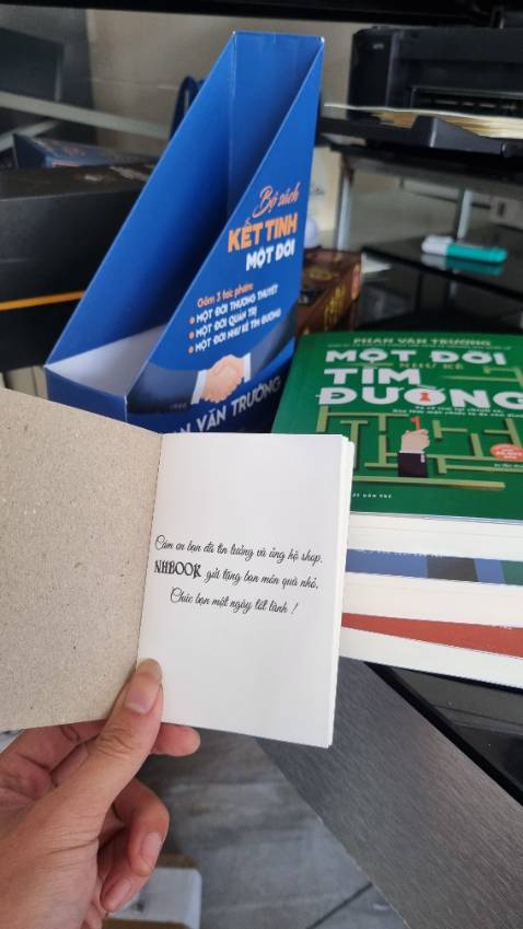 Sách ngọai hình đẹp. Giấy đẹp, shop có quà dễ thương. Hơi cấn góc 1 tí do bên giao hàng ko cẩn thận. Thời gian giao hàng lâu hơn dự kiến.