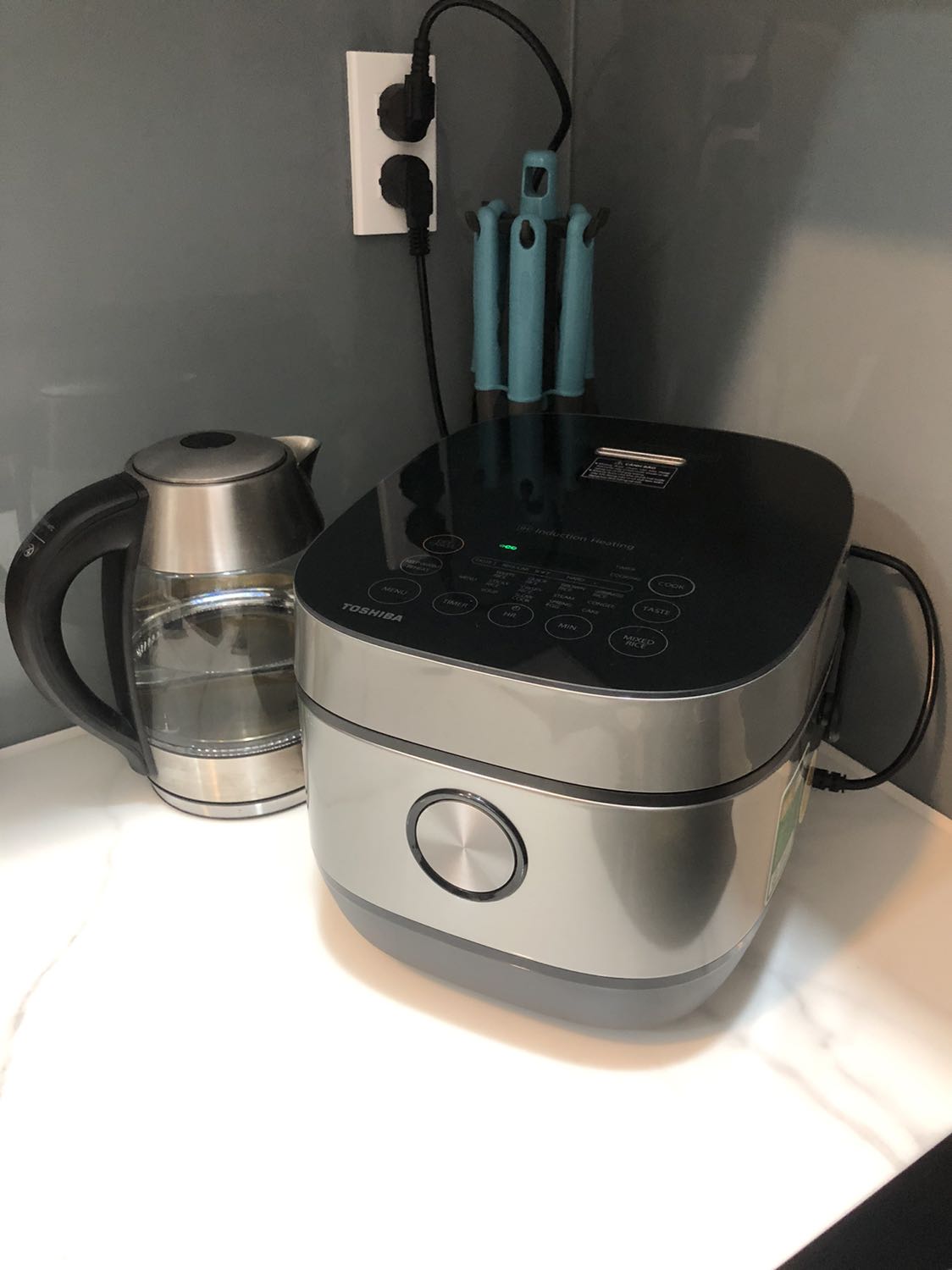 Sản phẩm tốt, giao hàng nhanh. Sản phẩm có kèm sách hướng dẫn bằng tiếng Việt. Nấu nhanh và tiện lợi. Có thể nấu nhiều món khác nhau theo quy trình có sẵn.
Cơm nấu được theo 3 chế độ tuỳ chọn (bình thường, khô, mềm). Khá hài lòng với sản phẩm này.