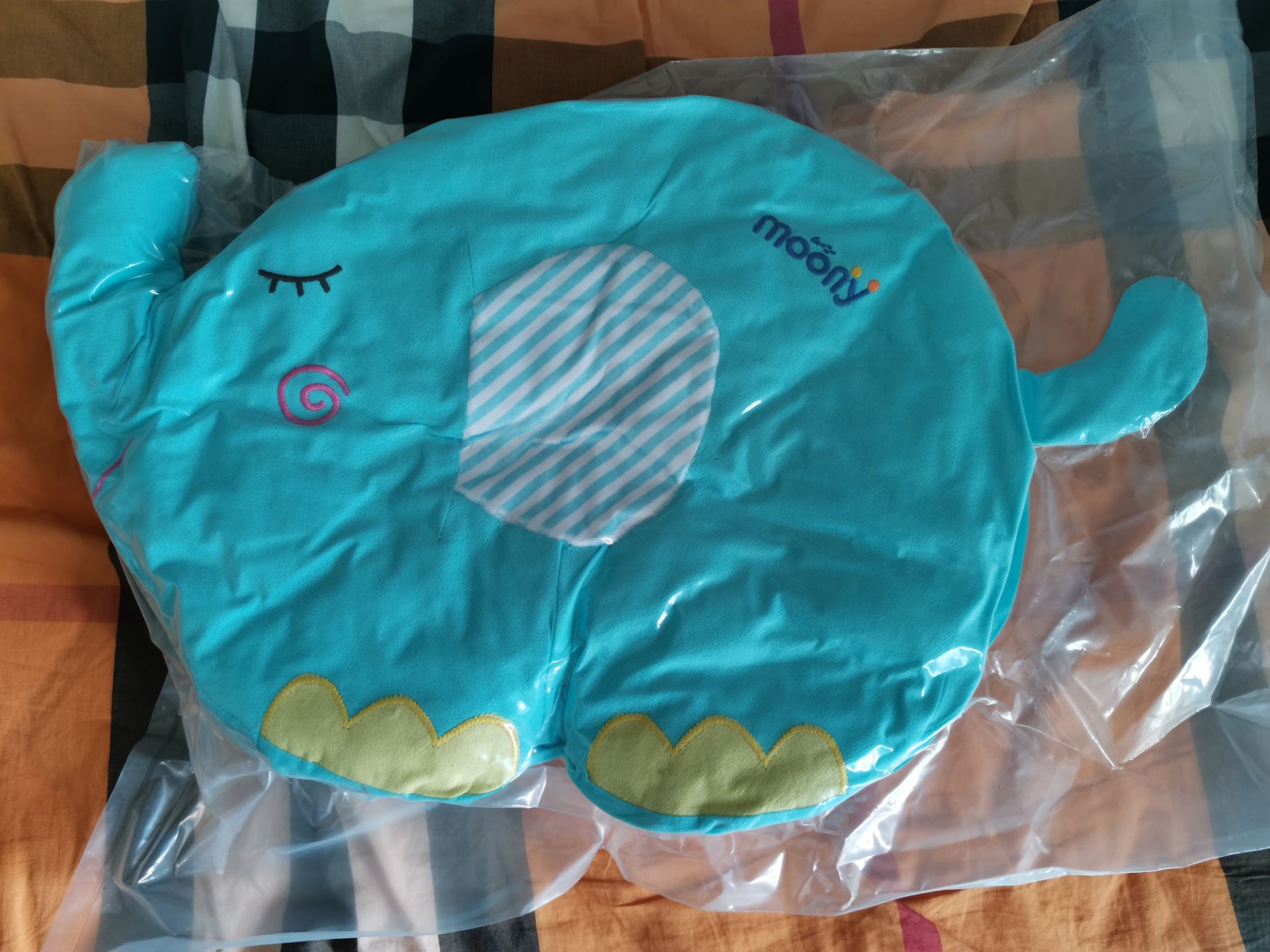 Tã Moony thì quá chất lượng! Shop chuẩn bị + giao hàng nhanh! Được tặng voi cute quá! Mùa dịch mà vẫn nhận Được hàng trong 1 tuần! Tks shop và Tiki nhiều!
