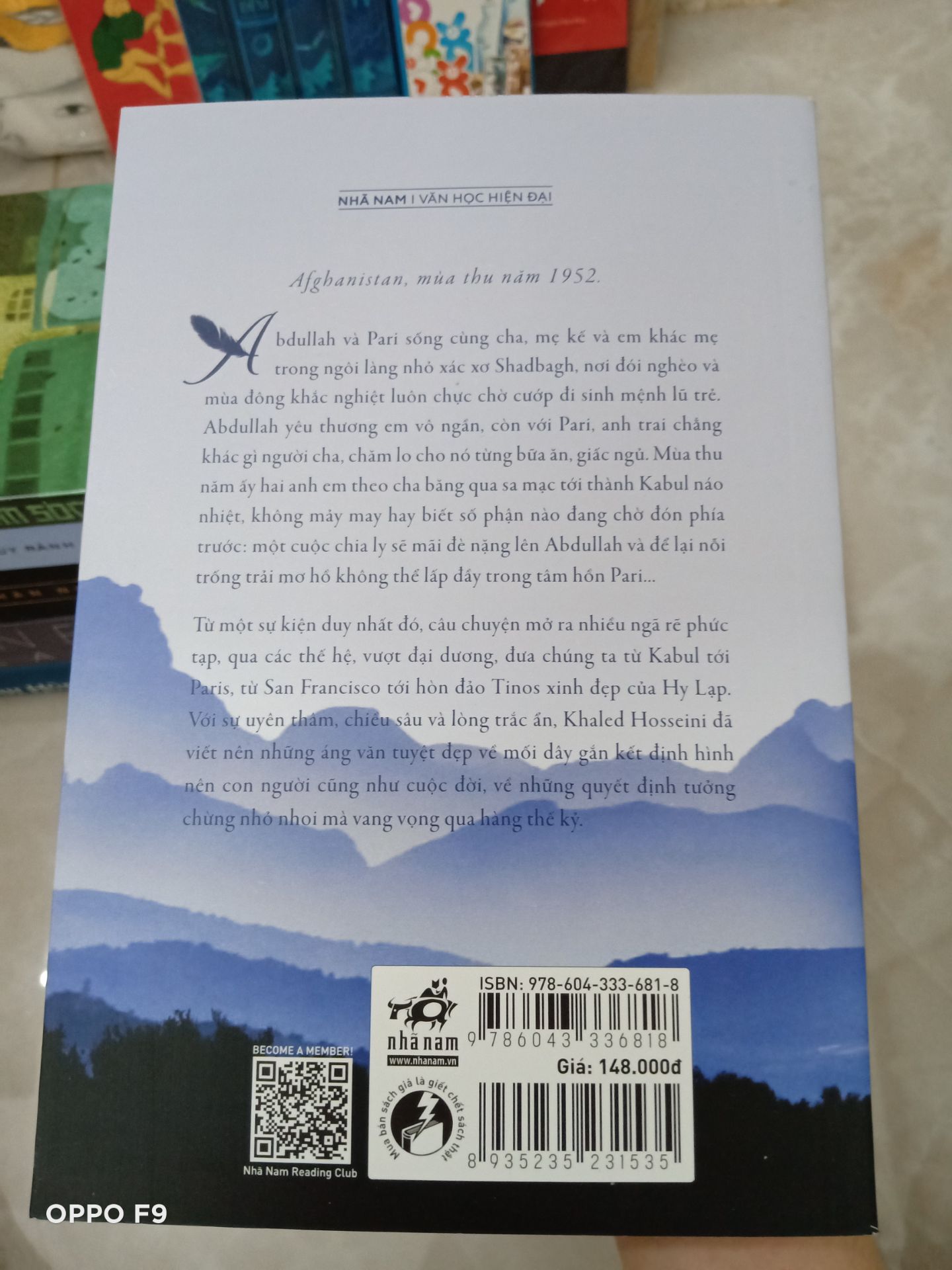 Sách của Nhã Nam rất đẹp, lỗi in thì có thể liên hệ Nhã Nam để đổi được. Quà đầy đủ, sale mạnh. Mình hơi buồn Tiki vì khâu đóng gói rất sơ sài, ko có bọc xung quanh, nên trừ điểm chỗ này. Cũng may mình mua nhiều nên vừa hộp, ko bị lỗi gáy sách mấy, nhưng cũng bị nhăn gáy sách. Khâu vận chuyển cũng làm mình sốt ruột nữa, ko thấy cập nhật gì kỹ lắm, nhưng đợt này giao đúng hẹn.