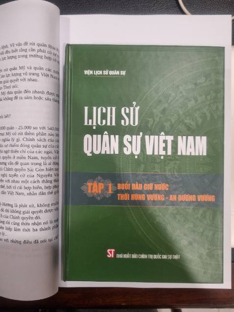 In chất lượng, giấy tốt, có thể giữ gìn lâu dài.
Trang 16 - Lời giới thiệu - dòng thứ 13 đến 16: "Lịch sử dựng nước và giữ nước của dân tộc ta trải qua những bước thăng trầm, thịnh suy; nhưng thế kỷ nào, triều đại nào cũng có chiến công, chưa bao giờ vắng người hào kiệt, chưa bao giờ thiếu bóng anh hùng."