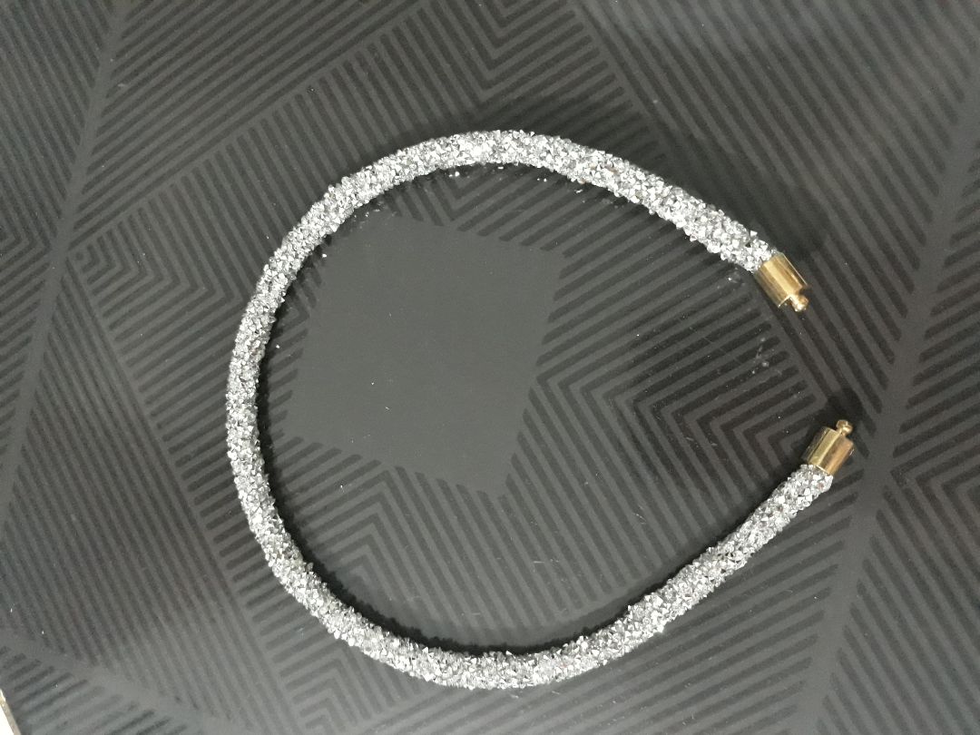 2 hình đầu là hàng lỗi. 3 hình sau là hình đã được shop bù cái mới (k lấy lại cái bị lỗi). 
Shop trả lời tin nhắn rất nhanh chóng, bù hàng cũng nhanh. 
Dù lúc đầu nhận hàng lỗi, còn 1 kẹp tóc cũng lỗi mà shop hết hàng k đổi được nên mình giữ lại. Nhưng dịch vụ khách hàng tốt thế thì mình vẫn cho 5* 👍👍👍