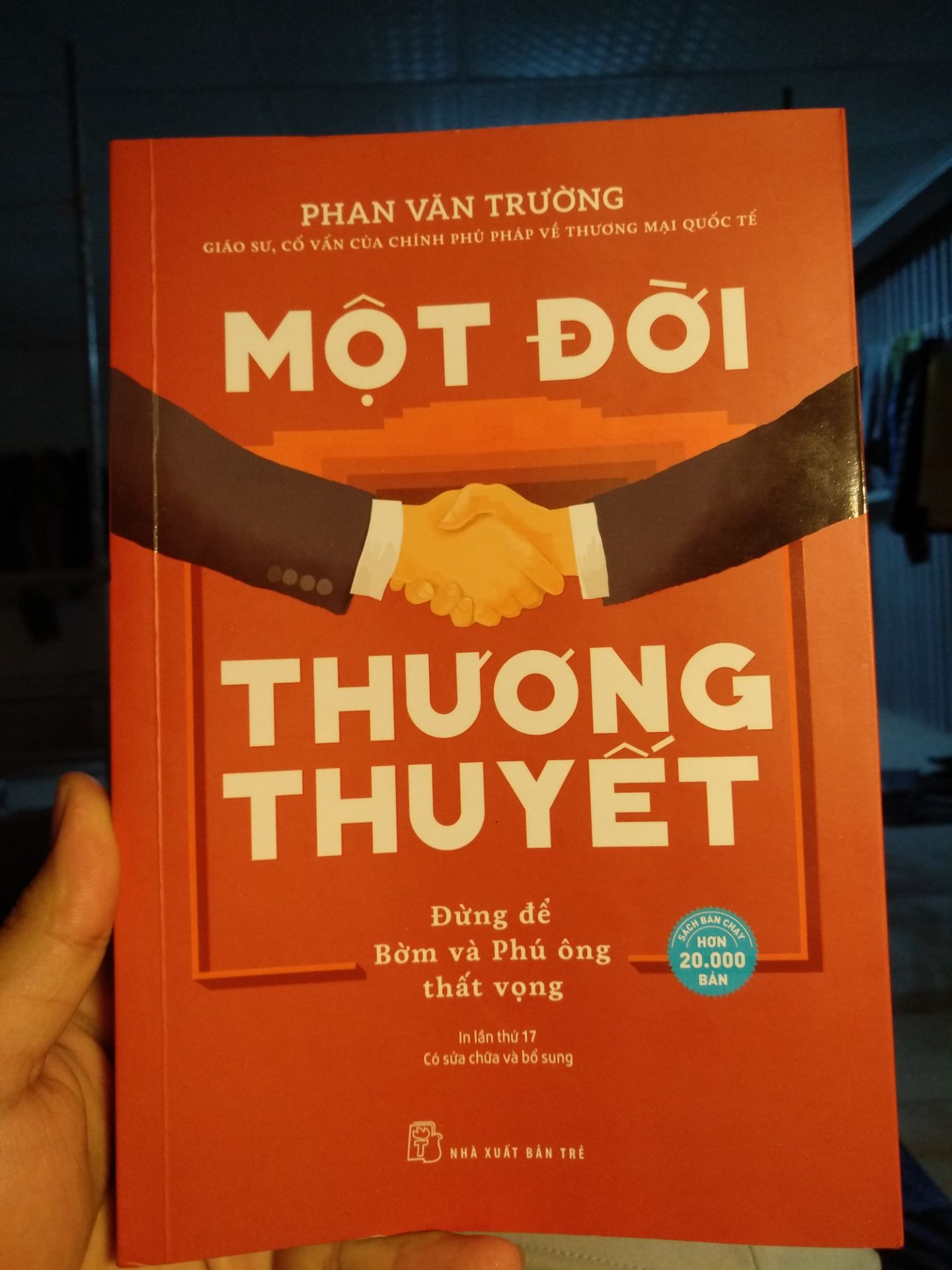Gấp cuốn sách lại cảm thấy thật thoải mái. đó là cảm giác khi bạn đọc được 1 cuốn sách tâm đắc. Nội dung cuốn sách không hề giáo điều, lý luận kiểu sách giáo khoa như vô vàn các cuốn khác đang có. nó như những lời tâm tình của một người đi trước, tuyệt vời hơn là 1 người Việt Nam đang chia sẻ cho con cháu mình. Thực sự cuốn sách rất hay, cảm ơn tác giả