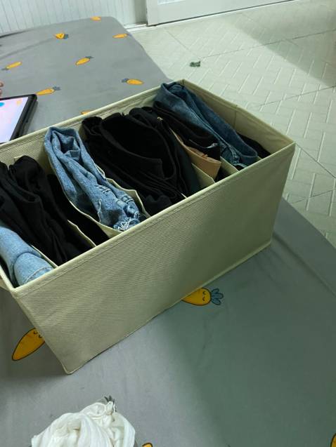 Rất đáng mua, sản phẩm dày, có thể gấp gọn lại hợp lý, tiện lợi, chất vải là loại không dệt, mình mua 2 màu là xám và kem, đều đẹp. mình thích màu kem hơn.! ở đây mình mua có nắp, mình mua chỗ khác loại không nắp nên nhìn không đẹp bằng!! chất lượng hàng tốt. phù hợp với tiêu chuẩn của mình. duy chỉ ship hàng hơi lâu vì mình ở SG nên hơi đợi 1 chút.. Nếu mà hộp vải cao hơn 1 chút nữa thì ok, thấy hơi thấp!!