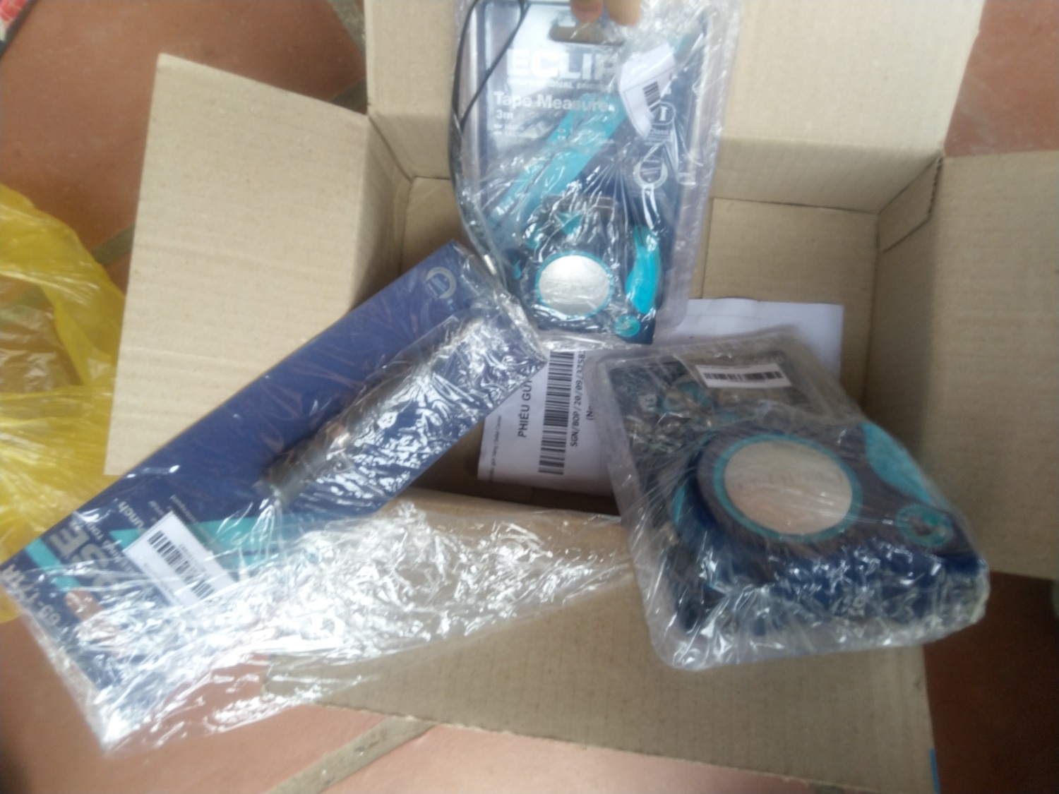 thước 8m ngon. Bản thước cứng, kéo vươn ra được 2.1m mà chưa gãy thước, đầu nam châm thuận tiện khi đo 1 mình. cơ chế khóa thước thông minh nhưng khi thước rút về chưa được mượt mà lắm. Đo rất chính xác.