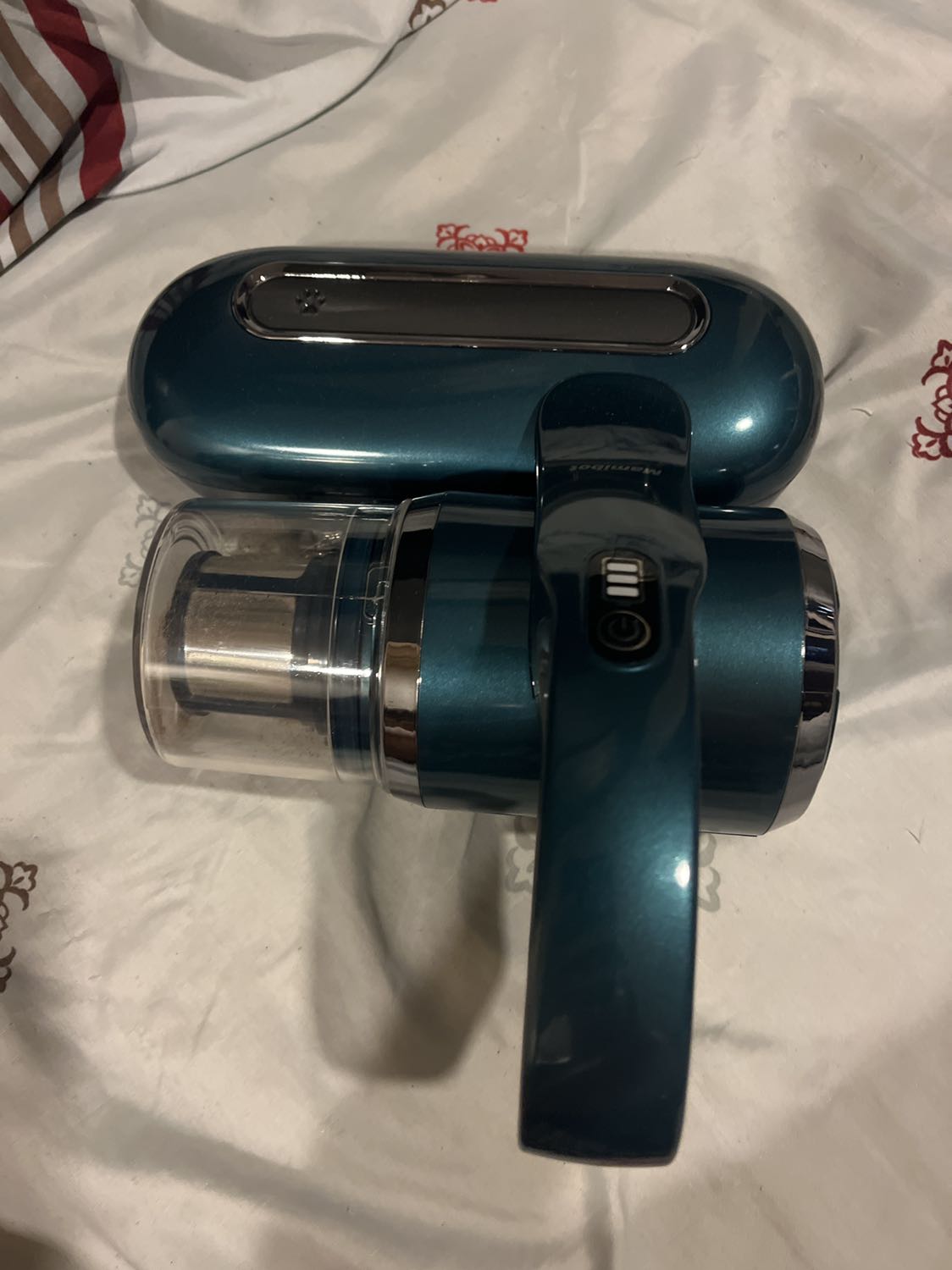 Máy hút mạnh, ko gây ồn nhiều, có hướng dẫn kèm theo đầy đủ. Shop tư vấn tận tình và lịch sự. Bạn nào thuận tay trái như mình thì sẽ thấy hơi nghịch tay chút nhưng nhìn chung vẫn ổn nha.