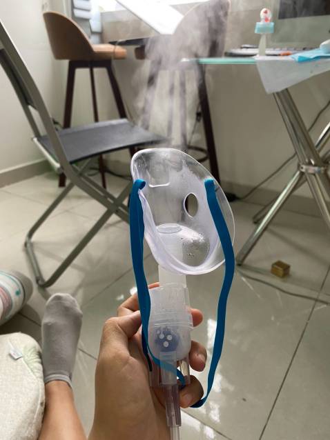 Đã 4 năm rồi có em bé liên tục và cho bé bú bằng sữa mẹ nên không thể dùng kháng sinh,  tôi hay bị sổ muỗi nước và hắc hơi, rát họng. mọi lần vật vả mãi mới hết. Năm ngoái được người quen chỉ cho dùng máy xông khí dung  2-3 ngày đã đở,  dung dịch thì dùng nước muối và nhỏ 1-2 giọt dầu tràm, thông muỗi thông họng cảm giác dễ chịu lắm nhé.