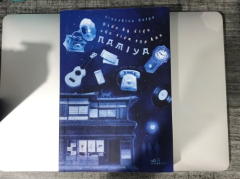 “Điều kỳ diệu của tiệm tạp hoá Namiya” tổng cộng 358 trang. Khi đọc xong thì mình chỉ muốn ước nó thêm 358 trang nữa ~ 

Cầm quyển sách đọc mà mình cứ sợ nó hết 🥲 Lúc đầu đọc chương 1,2 cứ tưởng là nó không liên quan gì đến nhau .-. nhưng nó lại liên quan không tưởng. Mọi tình tiết trong truyện đều có ‘mắt xích’ với nhau, rất logic.

Cuốn sách rấtt nhân văn, rất ý nghĩa, và nó còn pha tí hài hước của 3 tên trộm nữa ˆˆ à còn nhắc về nhân quả nữa. Lối kể chuyện cũng rấtt là cuốn, khiến mình phải ngồi đọc một mạch từ tối cho đến 2h sáng.

Nói chung là mình highly recommend mọi người mua quyển sách này. Rất đáng để đọc 😍