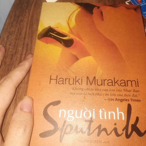 Một chiếc bìa sách" Quyến rũ" nhất trong đóng sách của mình ,mua vì cái bìa luôn😁😁. Nhưng mà với tên tuổi của tác giả thì chắc ẻm sẽ là 1 trải nhiệm đáng nhớ cho lần đầu mình bước vào thế giới của Murakami. Giao hàng nhanh thái độ nhân viên tuyệt vời sẽ luôn ủng hộ Tiki