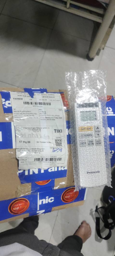 Giao sai hàng, bên ngoài ghi bộ sã, bên trong là điều khiển Panasonic