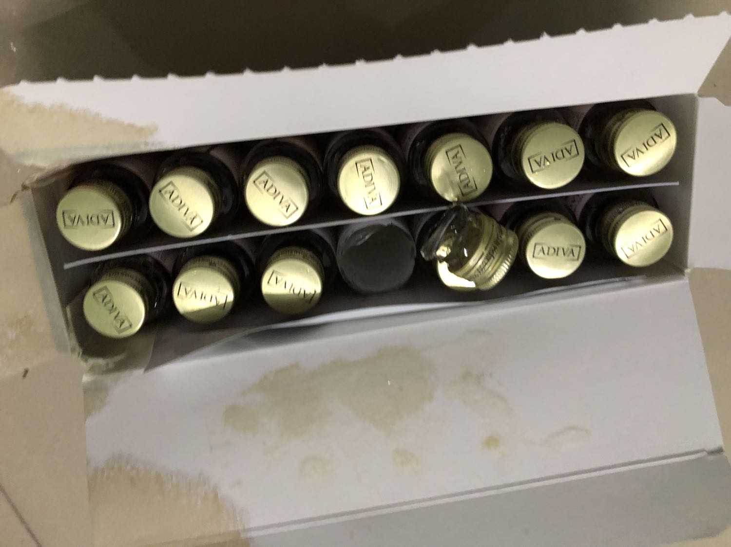 Bể mất 1 chai rồi. có lẽ cái hộp ngoài quá lớn so với hộp sp và chèn ko chắc. Mình Nghĩ Tiki/nhà sx sp nên thay đổi hộp, cách đóng gói.