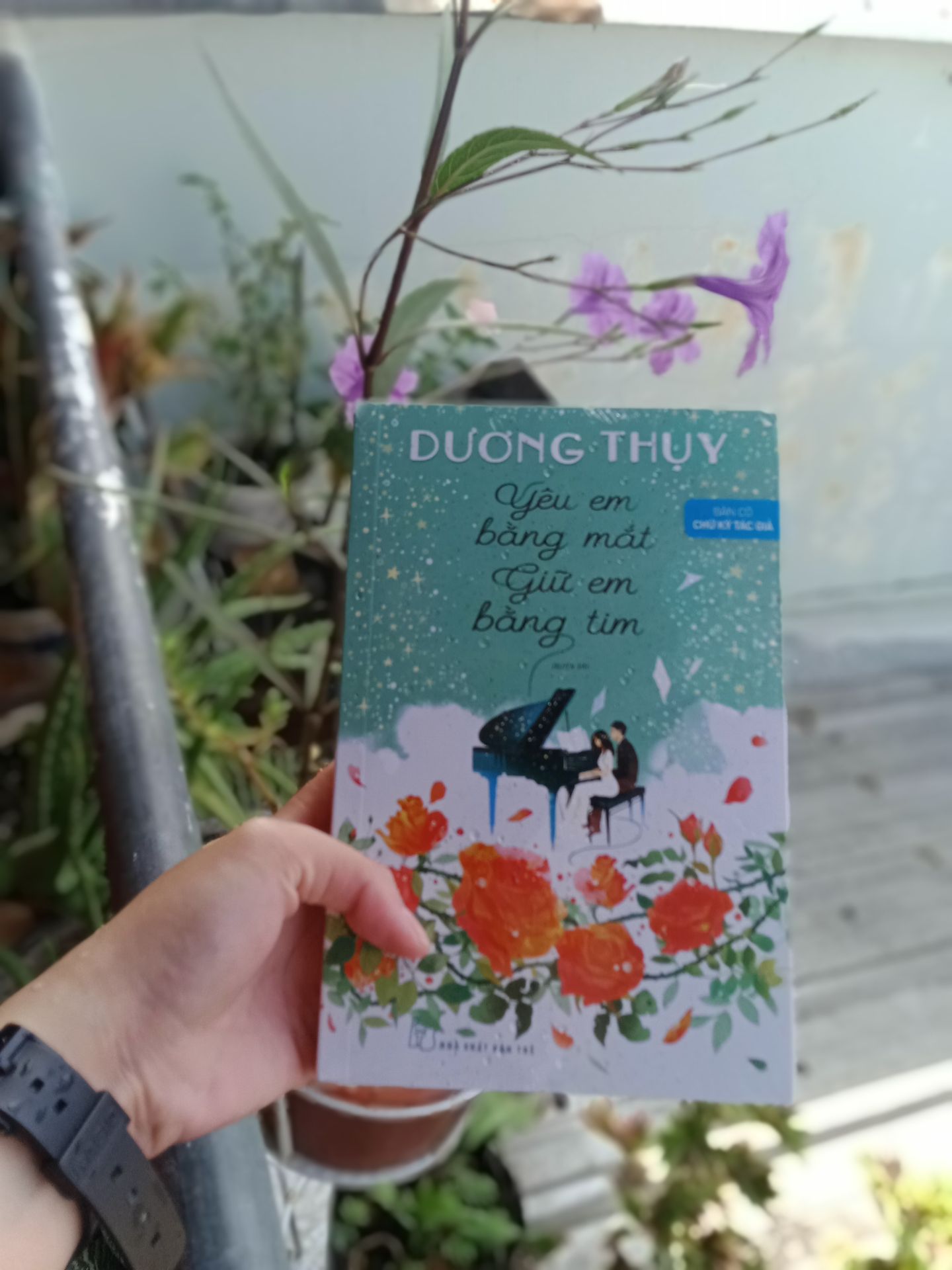 Sách hay, nhưng có 1 quyển k bao, hộp bị rách luôn. Bù lại quyển cô Dương Thụy thì có chữ ký