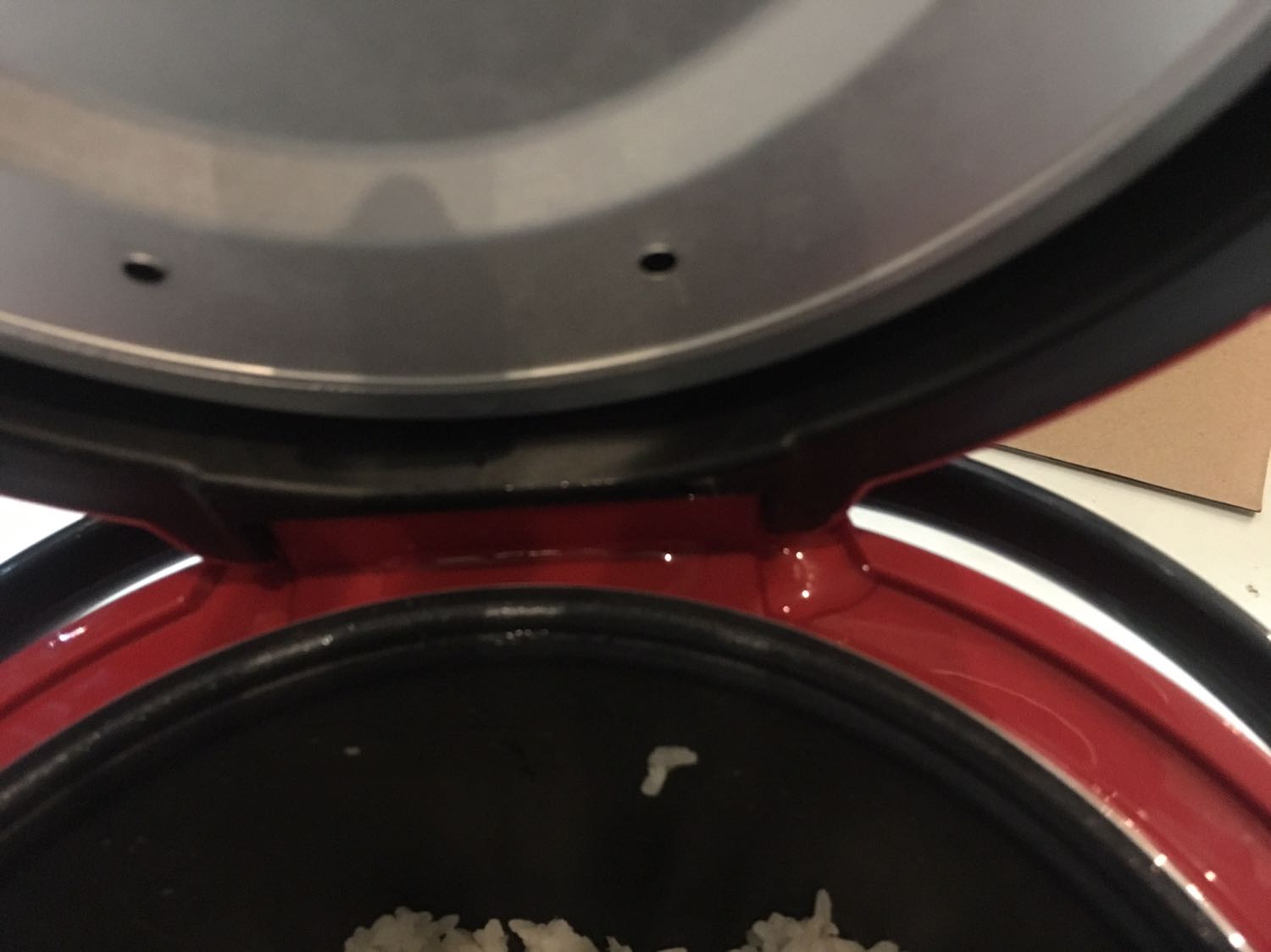 Hàng này khuyên không nên mua do không có cốc đựng nước và lối thoát nước khi nấu bốc hơi , nó đọng luôn trên thành nồi , mỗi lần nấu xong phải bê cả nồi ngiêng đổ bỏ tức muốn ném bỏ cái nồi  ,, không hiểu nổi thằng thiết kế và phê duyệt của hãng có nấu cơm bao giờ không