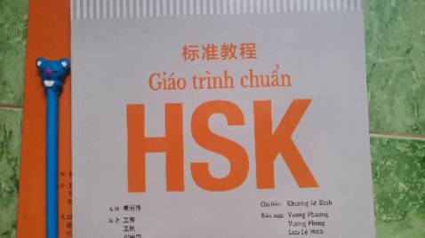 Giao hàng nhanh, sách đẹp lắm mọi người ơi. Sách bài học thì có màu, còn sách bài tập thì trắng đen. Được tặng kèm 1 cây bút quá dễ thương nữa.