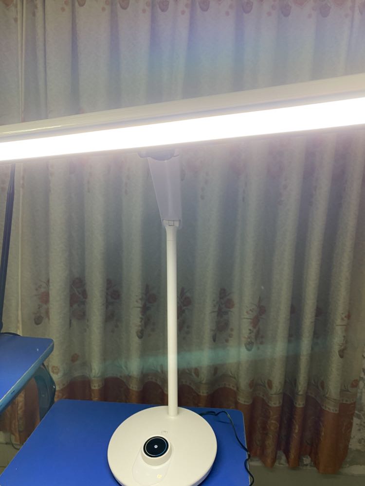 Giao hàng nhanh chóng. Sp rất chất lượng, điều chỉnh cao và góc thì nên dùng 2 tay. Có tờ hướng  dẫn sử dụng nên dễ làm quen.
Note: Điều mình thấy thú vị là đèn có thể lưu lại ánh sáng đèn bằng cách ấn khoảng 2s lên 1 trog 3 kí hiệu chế độ (nhấp nháy và chỉnh mình muốn) nên không cần phải mở đèn và thiết lập lại ánh sáng lần nữa, có thể reset lại bằng cách ngắt điện.