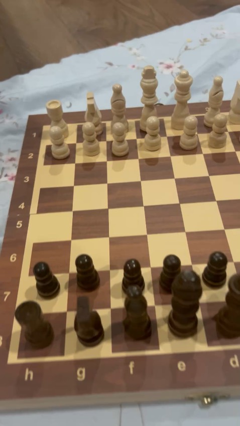 Quân cờ đẹp, bằng gỗ và nhẹ có nam châm. Bàn cờ đẹp và nhẵn. Bé nhà mình rất thích, hài lòng về sản phẩm. Cảm ơn shop.