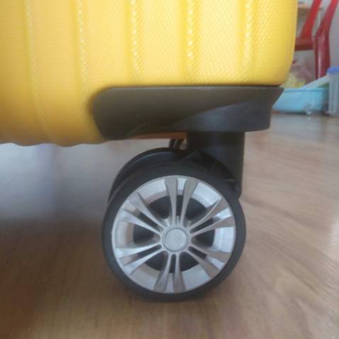 Mình khui ra nhận hàng thì bánh xe cũ, còn dơ nữa, không giống màu vàng như mẫu và vali của mình bị xước một vệt xước màu đen.
Mình đã kiểm tra dây kéo, tạm ổn.