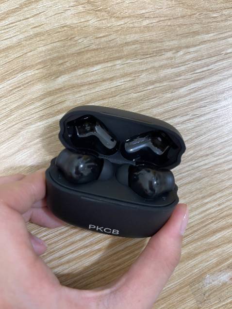 Tai nghe chống ồn tốt, micro rất êm, nghe nhạc rất sướng luôn, nghe gọi mượt mà, nút cao su nên đeo khá thoải mái, bộ đi kèm còn có 2 size nút tai nghe cho thêm để thay đổi, rất dễ kết nối luôn nhé, Bluetooth 5.1 nên rất mượt luôn, nếu pin yếu sẽ bị delay 3-5 giây còn bình thường thì ngon lành cành đào, rất đáng tiền luôn