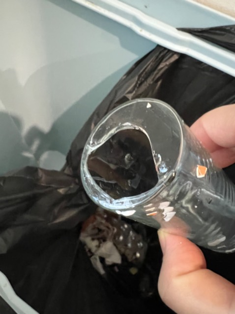 Vặn nắp, tạch một tiếng gãy cổ lọ luôn. Quá rởm! 
Đã có bạn cảnh báo, mình vẫn mua vì tin tưởng lock&lock. Giờ trả giá!!!