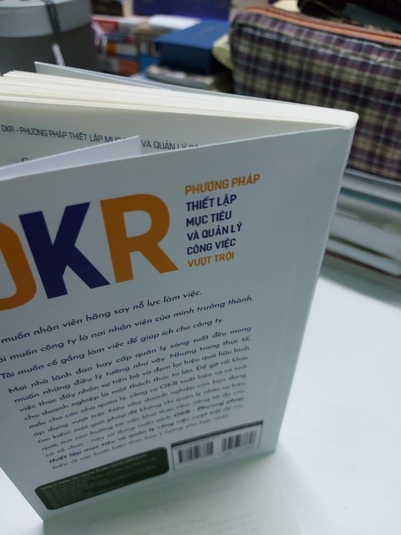 Chào Tiki,
Mình mua 9 quyển sách khác nhau (đều trên Tiki). Cũng tin tưởng và kỳ vọng ở Tiki lắm. Nhưng khi nhận được thì 9 quyển được để hời hợt trong 1 cái hộp carton. Cũng hụt hẫng nhưng tự nhủ quan trọng sách còn nguyên là được. (Do lúc đó bận việc nên cũng quên chụp ảnh lại).
Về nâng niu, chưa dám lật mạnh thì đã rớt trang trong quyển OKR. 
Yêu cầu tiki nghiêm túc xem lại chất lượng và tiến hành đổi trả lại giúp mình. 
Xin cảm ơn!
