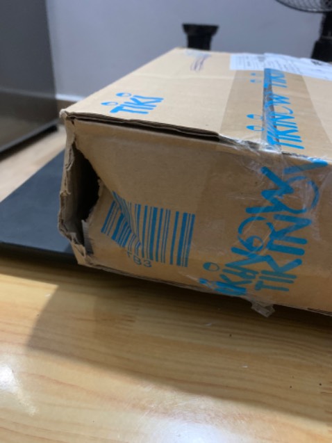 Lần này m khá thất vọng về cách đóng gói của Tiki
Sách đóng gói trong hộp quá sơ sài,  nhưng hộp còn bị rách như này.
Đã thế m mua 4 cuốn nhưng chỉ 1 cuốn được bao nilong. 
Hộp rách + sách không bao nilong + mùa mưa =  thế nào ạ???