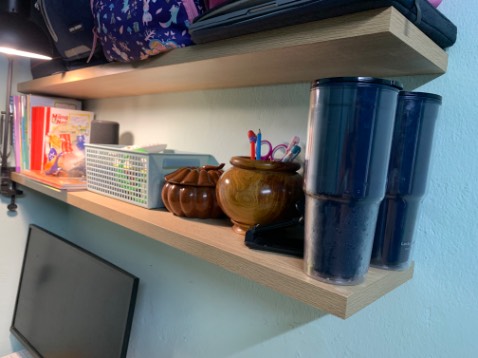 Kệ khá chắc chắn, tuy nhiên con vít bắc âm vào kệ gỗ và tường hơi ngắn. Với giá này shop nên cung cấp bộ chân vít to và dài hơn xíu nữa là ok lắm luôn.
Tóm lại là khá hài lòng bộ sản phẩm này.