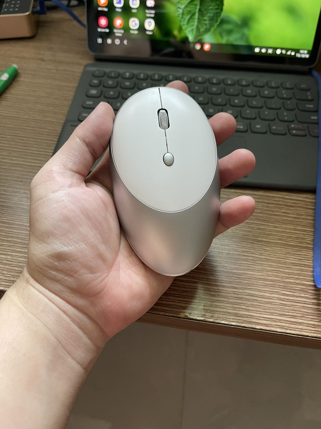 Giá rẻ đa chức năng kết nối qua usb wifi lẫn bluetooth rất tiện. Bấm rất êm nhé không ồn ào. Pin hơi bé nhưng xài sạc thì ok. Rất ưng ý