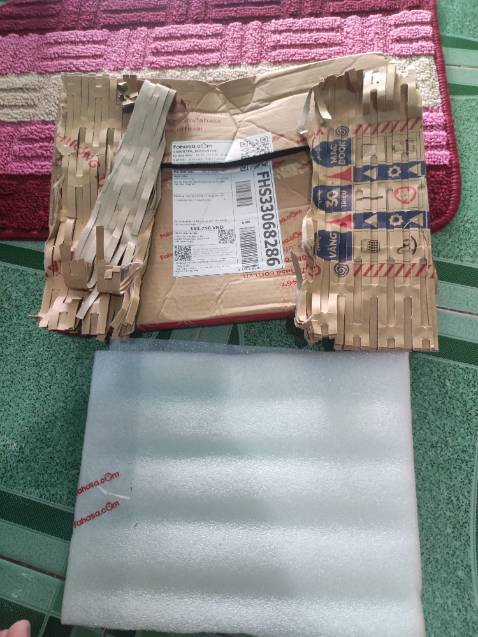 Hộp hơi móp méo, tuy nhiên chất lượng sách vẫn ổn.