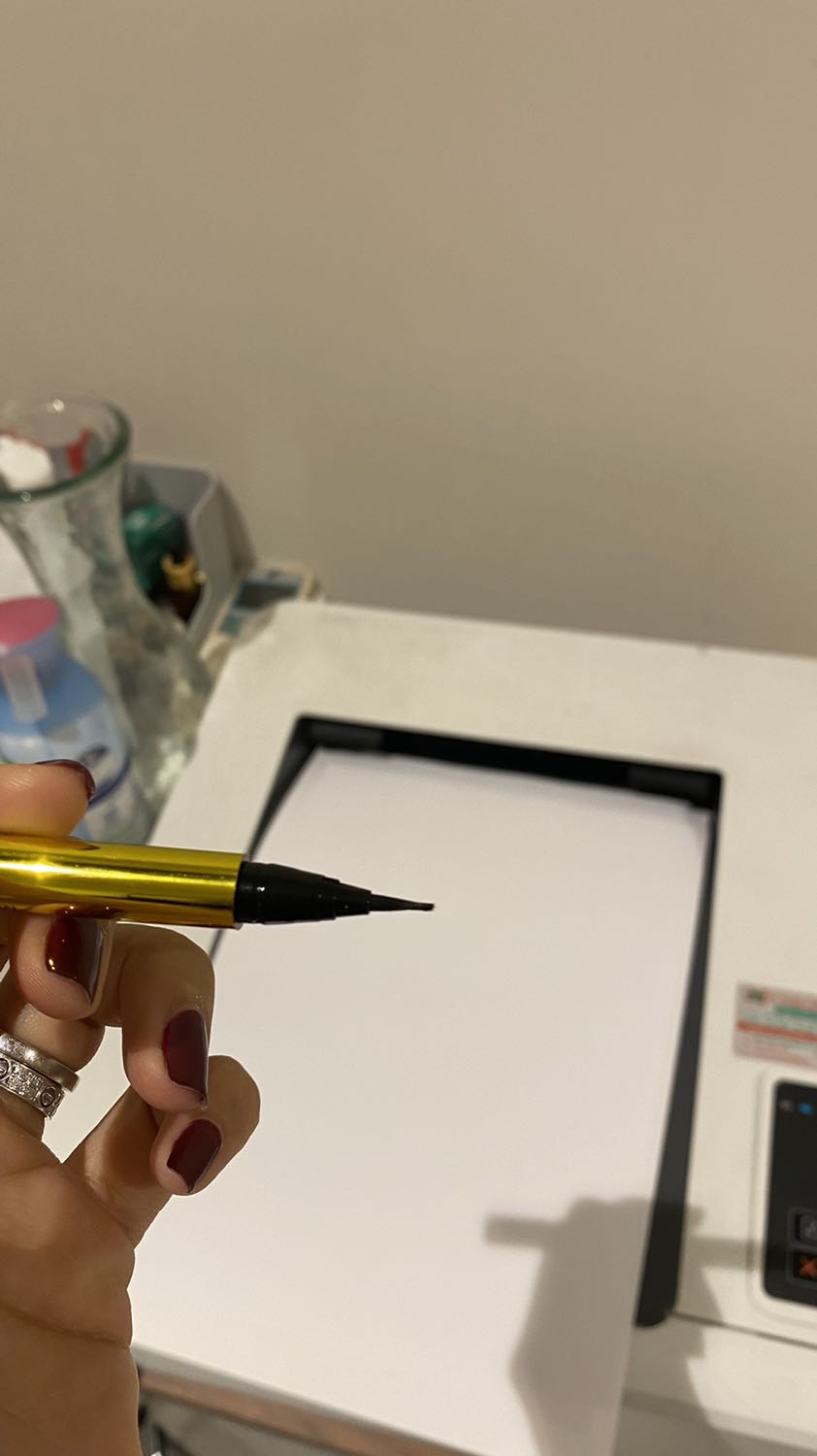 Mới mở nắp, đầu viết đã khô queo, có lắc cũng vậy, đầu chì bị tua. Nói chung rất thất vọng.