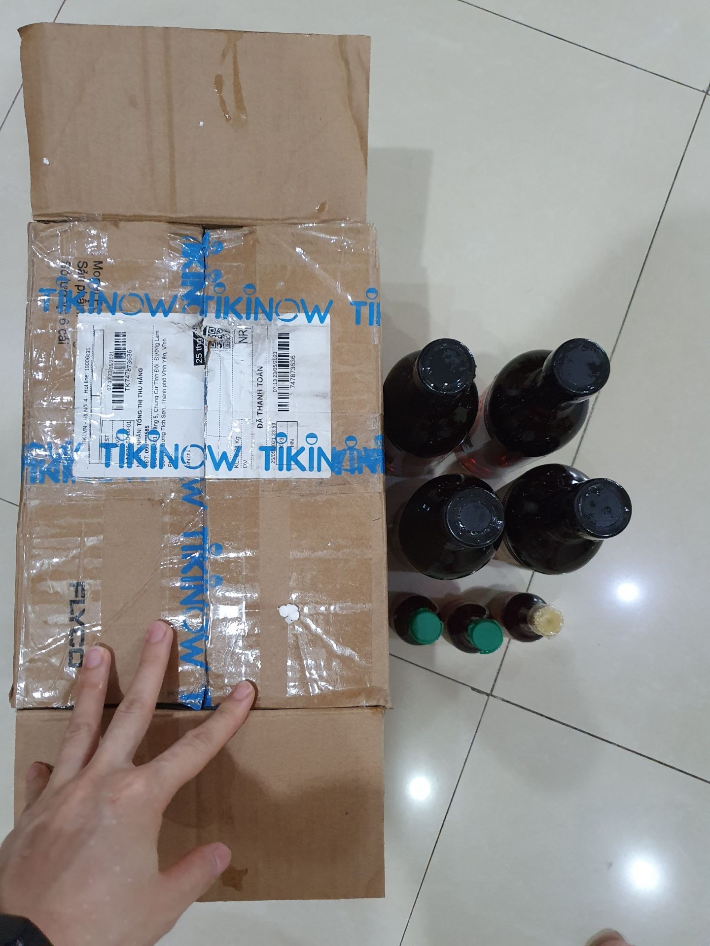 Đặt thùng 6 chai, nhận được hộp cát tông 4 chai. Dù nhà cung cấp đã nhiệt tình tìm nhưng không biết lỗi do đâu (lại còn nói không quay camera khi khui hàng nên k có cách giải quyết, 1 ngày khui hàng chục đơn thì quay sao). Thất vọng với hệ thống Tiki.vn (cung cấp - bàn giao). để xoa dịu hứa tặng 1 mã giảm, nhưng tôi vẫn thất vọng và cho 1 sao.