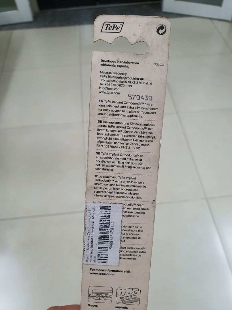 có lẽ hàng này shop bán không chạy cho nên bụi bẩn, dơ rất phản cảm.
tôi có thể thông cảm cho shop bán hàng tồn kho đã lâu, nhưng shop cũng nên có tâm, đem ra lau rửa dùm.