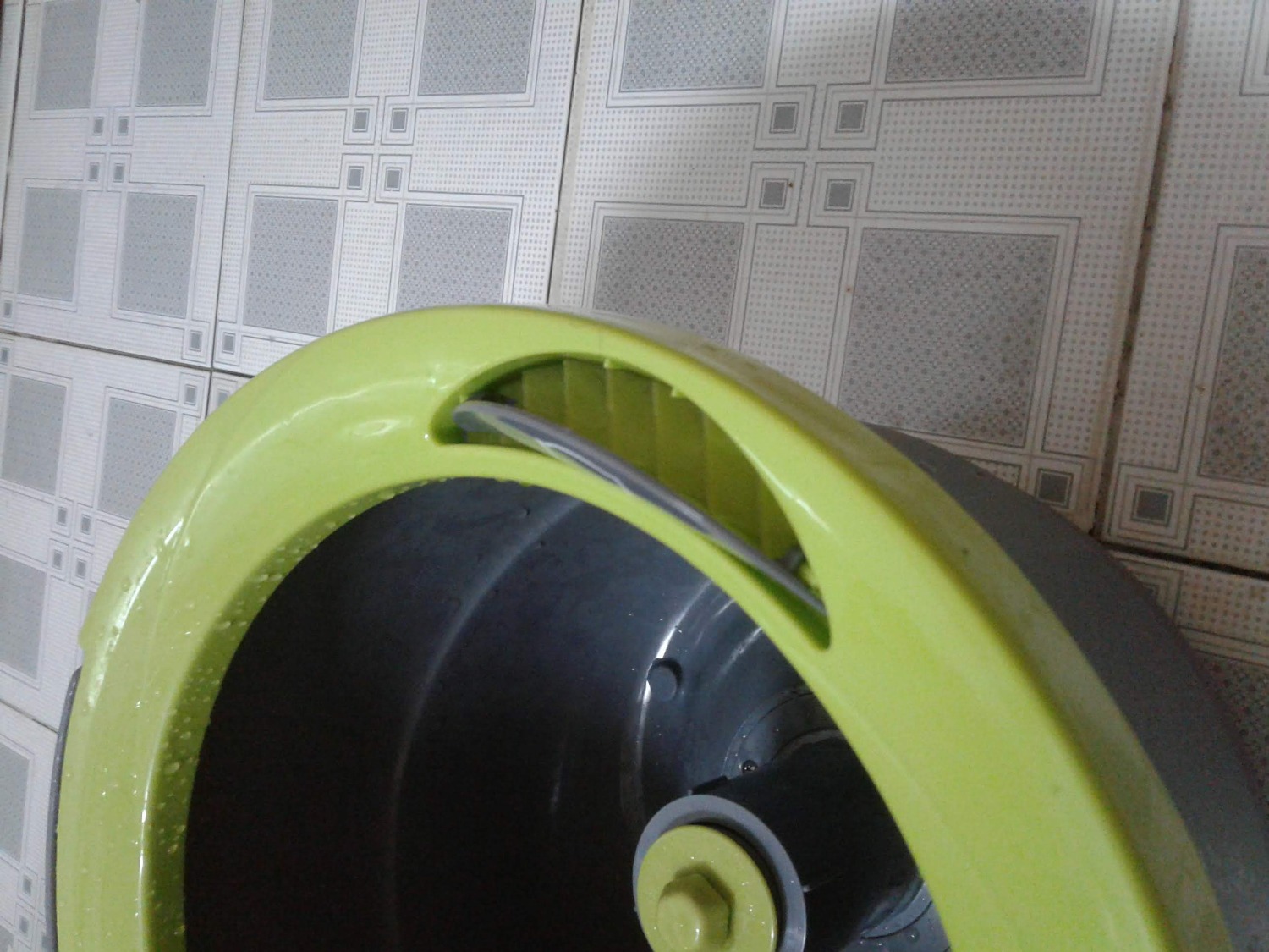 mình mua hàng nhiều lần của tiki, từ quà tặng khách hàng, thẻ cào, wifi router và bây giờ là bộ cây lau nhà; và tiki giao hàng đúng hẹn.
chất lượng lock&lock không cần phải bàn cãi nữa; trong nhà mình nhiều đồ gia dụng mang thương hiệu lock&lock, xài lâu rồi và rất bền.