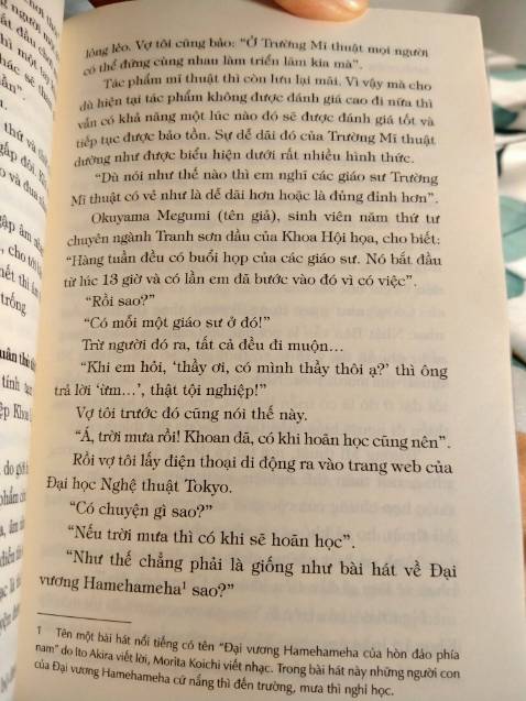 Ừm, một trong những quyển hiếm hoi mà mình mới đọc chưa được 1/3 mà phải ngoi luôn lên đây đánh giá.
Không hề khô khan mà rất thú vị, giống như bn mở một cánh cửa gỗ ra và thấy cả một thế giới sống động và đầy ngạc nhiên ở đằng sau, rực rỡ màu sắc và không ngừng chuyển động. Lời văn của tác giả giản dị hài hước một cách tự nhiên, những con người và câu chuyện vừa thực tế vừa khiến mình khâm phục nhưng không có cảm giác xa cách kiêu ngạo, giống như một người đang nhảy múa say sưa trên cánh đồng rộng lớn của riêng họ và mỉm cười với những người đi ngang qua ngó vào xem vậy.