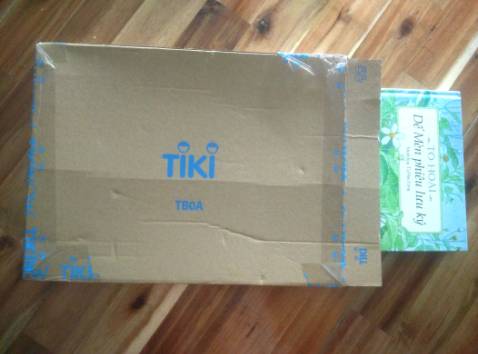 Thật sự quyết định để mình chọn mua cuốn Dế Mèn Phiêu  Liêu Ký này là bởi tranh minh họa của cuốn sách rất đẹp, cách dàn trang và trình bày nội dung của cuốn sách rất hút mắt, mình chưa bao giờ ưng ý đến tuyệt đối khi mua một cuốn sách đến như vậy và cuốn sách này đã khiến mình phải thốt lên WOW khi cầm trên tay, và mình đã đi khoe rất rất nhiều người về cuốn sách (nội dung thì mình không bàn đến bởi Dế Mèn Phiêu Liêu Ký là một tác phẩm văn học kinh điển của Việt Nam rồi). Điểm thứ 2 mình rất thích ở cuốn sách này là có lời đề tặng và chữ ký của tác giả, nó giống như một món quà tặng rất đáng trân trọng với người sử hữu được cuốn sách vậy.