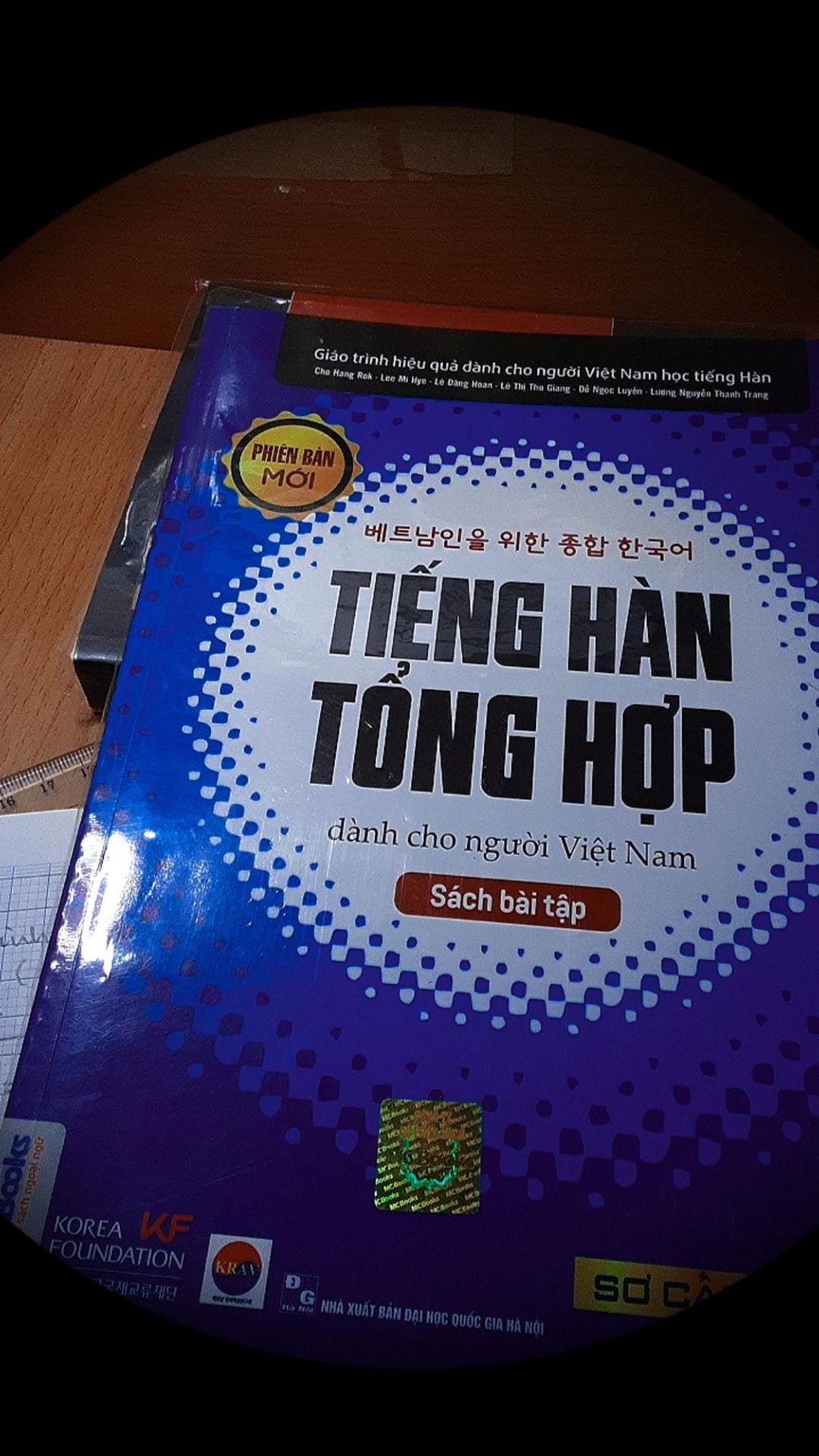 Tiếc vì không có bookcare phải mua thêm bao bì để bao lại cho đỡ trầy sách. Giao hàng không quá nhanh, shipper quạo dễ sợ. Đóng gói sơ sài, không có mút để quấn quanh hay lót sách. Chỉ để sách vào hộp là Xong =))