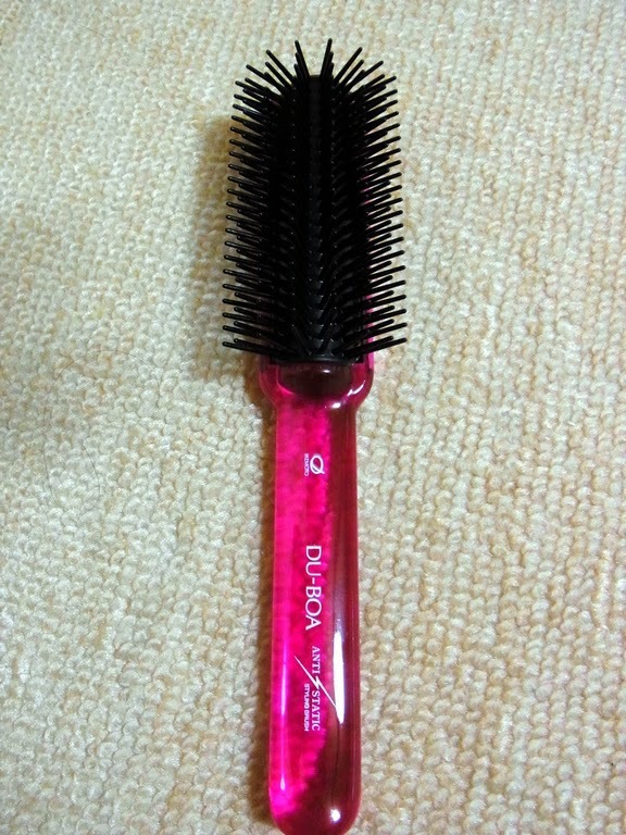 Lược chải tóc như đang mát xa da đầu cho tôi vậy, rất thích cách mà chiếc lược này chải trên da đầu tôi. Không quá nhẹ không quá mạnh mà vừa phải cho tôi cảm giác thư giãn rất dễ chịu. 
Tóc mềm và không bị bung xù lên khi chải,  dùng để chải tóc sau khi gội đầu rất tốt, tóc mới gội sẽ không bị khô xù lên. 
Rất thích chiếc lược này.