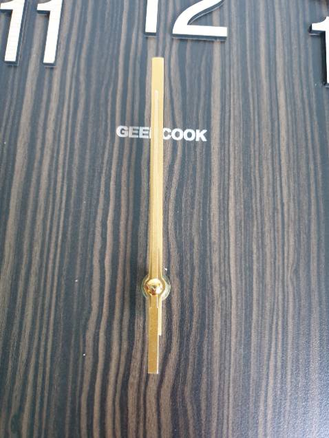 Sản phẩm không đúng chất lượng, màu sắc, lại bị xước. Kim đồng hồ bằng nhôm mỏng giống như vỏ *** bia.