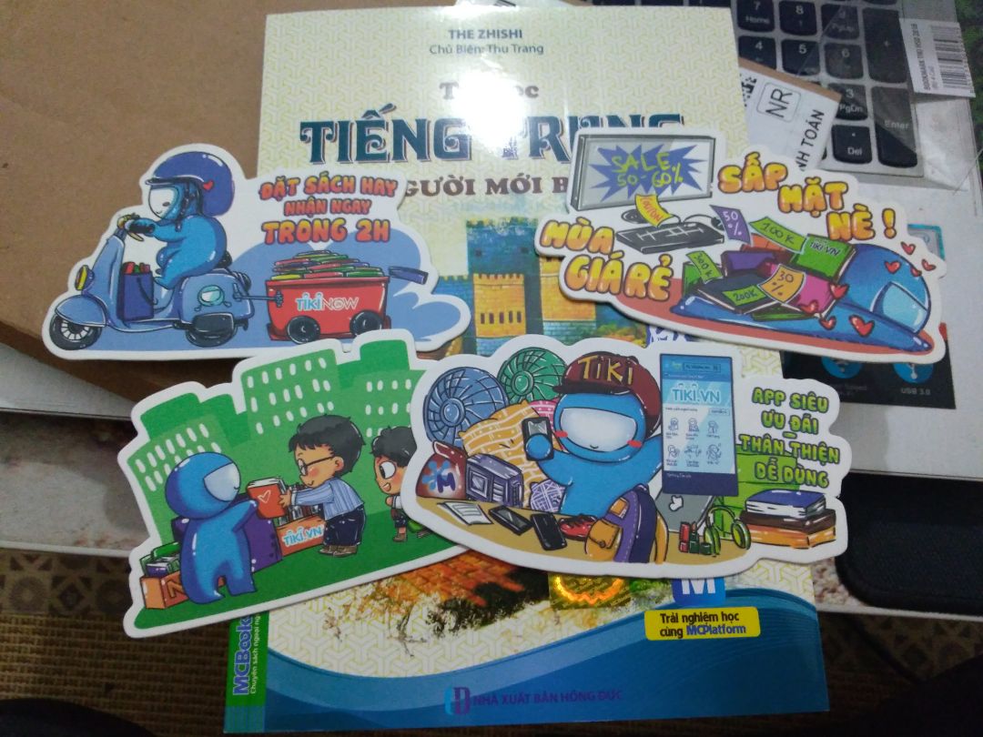 Nhận hàng sau 2 ngày đặt (vận chuyển tiêu chuẩn freeship). Delay 1 ngày nhưng Tiki nhắn tin xin lỗi cẩn thận ❤ dù mình không cũng không cần gấp lắm. Vẫn như mọi review khác, Tiki đóng gói hàng số 2 thì không ai dám nhận số 1 ? Max gọn gàng sạch đẹp ? Cảm xúc khi vừa khui hộp thì: "Truyền thuyết về Tiki cute có là thật" ? Ý mình là 4 cái bookmark tặng kèm ý ? Còn về sạch thì hình thức tốt, bìa đẹp, giấy tốt, dùng kèm app, CD có thể lên web nhà sách tải về. Nội dung đọc qua thấy ổn, review của những người khác cũng tốt. Từ giờ mình sẽ mua hàng trên Tiki nhiều hơn, đặc biệt là sách.