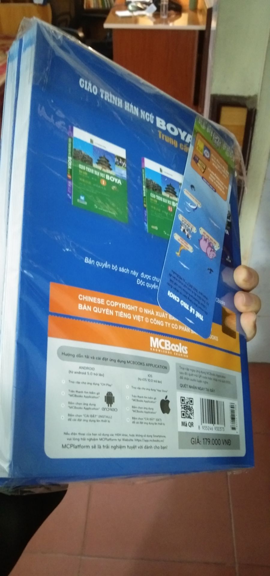 đã nhận đk hàng có kèm bookmark mà bookmark hơi mỏng. nhưng sách còn ms k bị xước hay cong gập nên cho shop 5*!!!