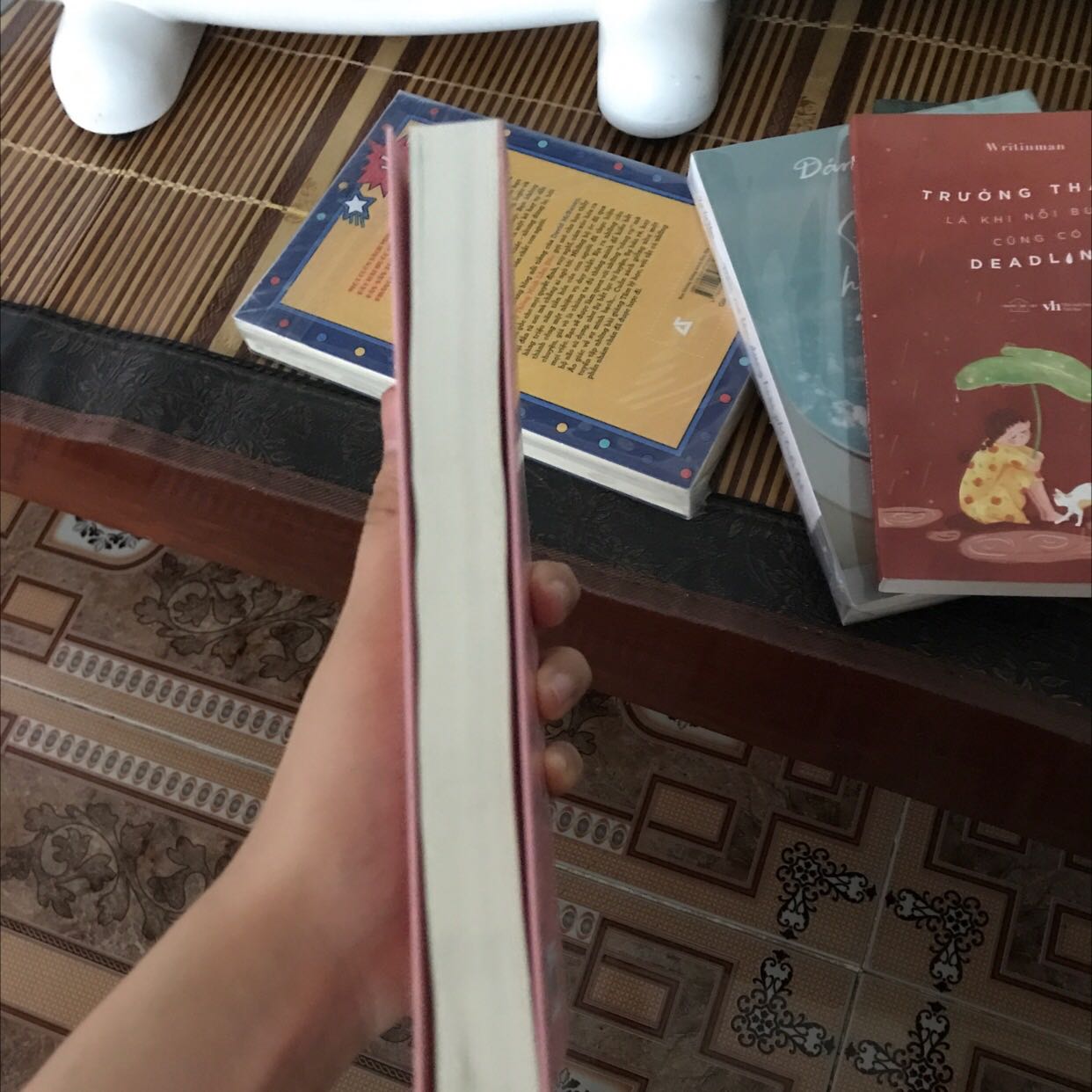 hàng bọc không cẩn thận lắm và cũng không có bọc cho từng quyển sách nên khi về đến tay mình thì kiểu bị ẩm ý nên sách hơi dính bẩn và các trang sách cũng hơi cong nữa sách cũng nhỏ hơn mình nghĩ mong lần sau sách sẽ dc bọc kĩ hơn hàng bọc không cẩn thận lắm và cũng không có bọc cho từng quyển sách nên khi về đến tay mình thì kiểu bị ẩm ý nên sách hơi dính bẩn và các trang sách cũng hơi cong nữa sách cũng nhỏ hơn mình nghĩ mong lần sau sách sẽ dc bọc kĩ hơn