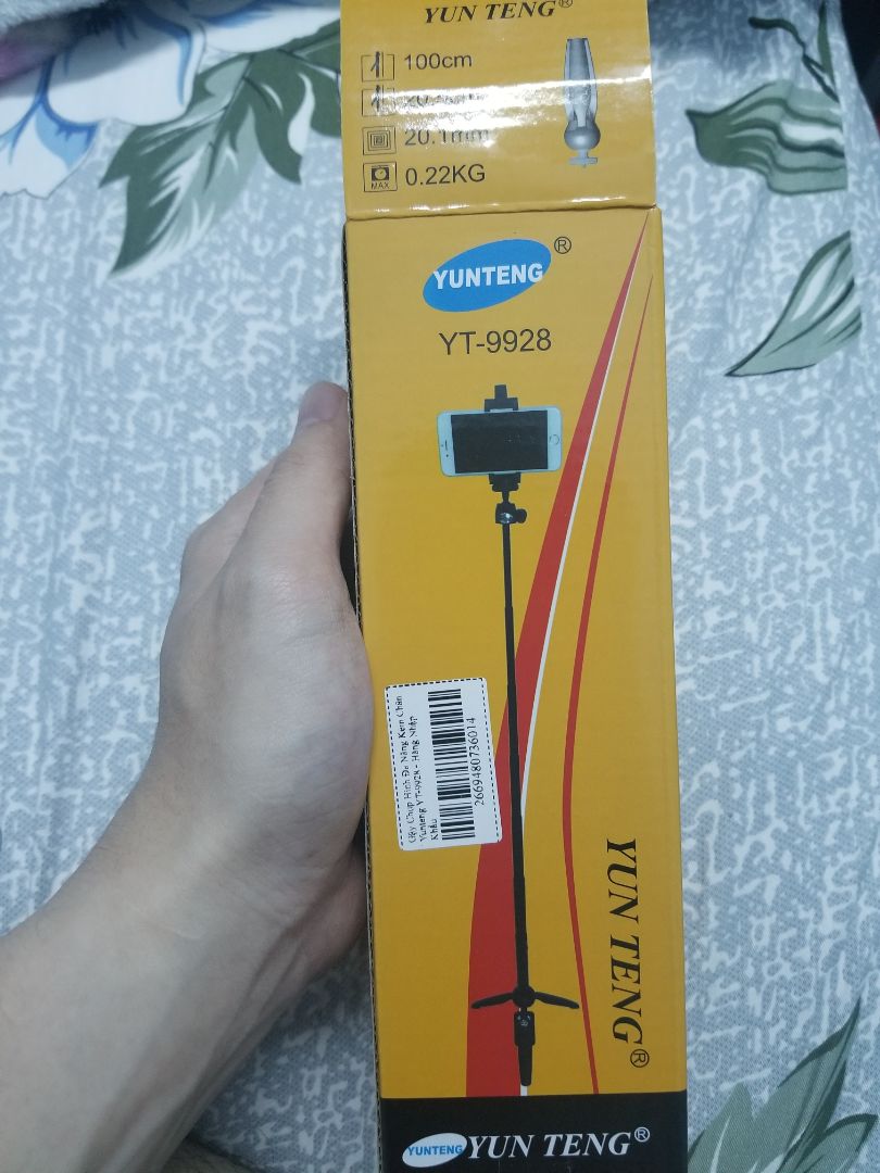 Mình đặt hàng trưa t7 lúc 18h thì giao nhanh là 8h30 có rồi.
Sản phẩm ok trong tầm giá này,chân đế do ko to nên việc đứng trên bề mặt gồ ghề dễ ngã là ko tránh khỏi.
Sản phẩm cầm rất chắc chắn,ko phải loại rẻ tiền nên mình thấy tốt.