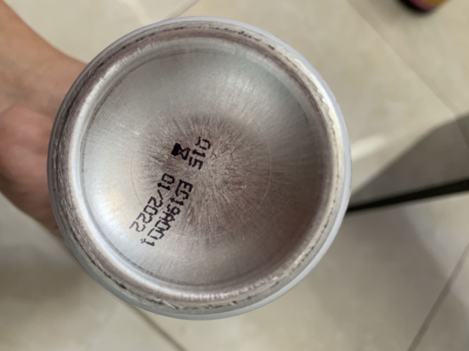 Khi mở ra dùng, mình lắc nhẹ trước khi xịt thì bị rỉ nước rất nhiều ở miệng chai. Tiki nên kiểm tra hàng kỹ trước khi giao. Hay là do mình mua hàng giảm giá nên giao hàng lỗi cho mình.