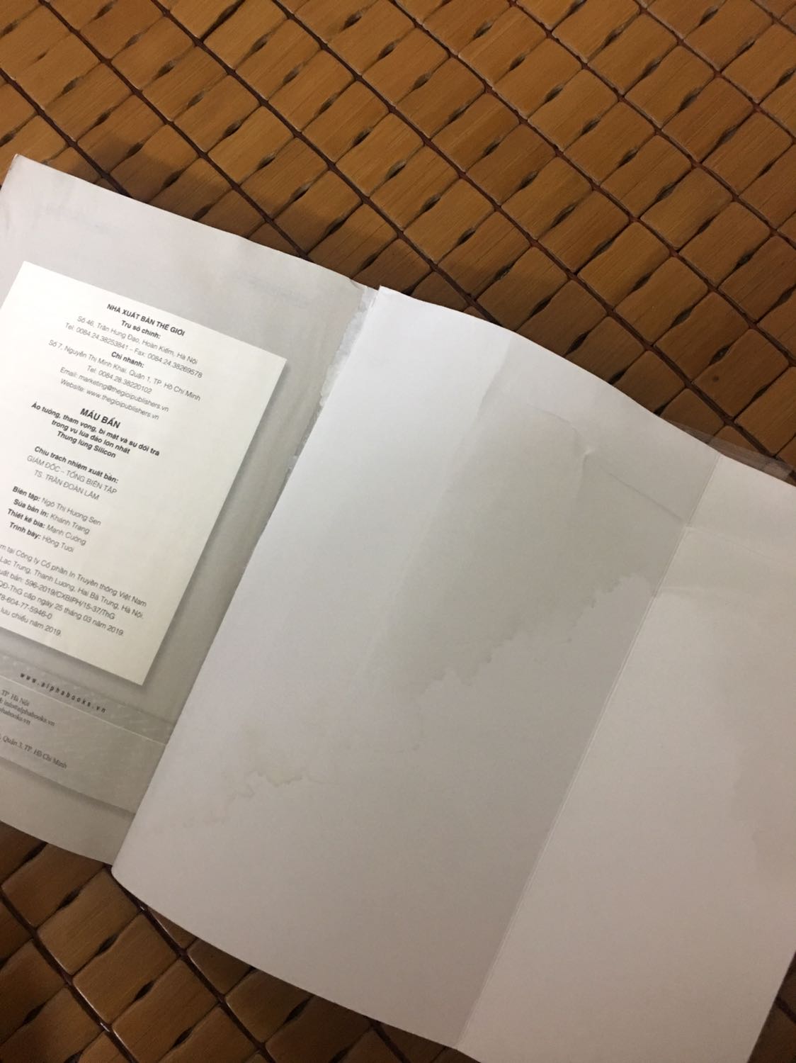 Đã rất nhiều lần mua sách ở tiki vì sự tiện lợi + có bọc sách bảo quản dễ dàng hơn.
Nhưng đây là lần đầu tiên bị sách vừa rách vừa ố bẩn. Mặt sau bị ngấm nước mủn hết ra !! Chất lượng còn ko bằng mình ra mấy hàng sách cũ sách lậu. Thực sự thất vọng và bực mình!!