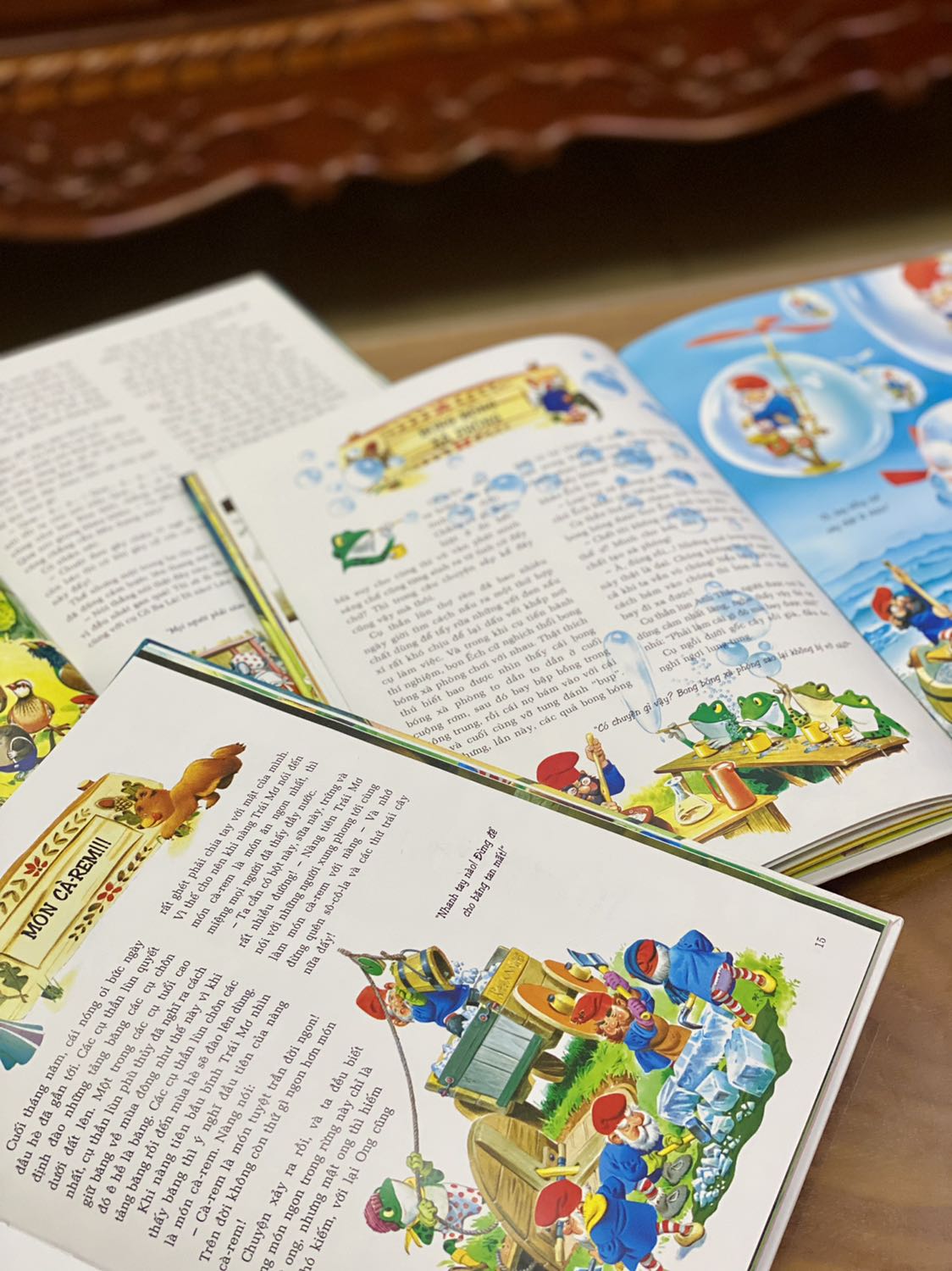 - Combo 3 quyển Chuyện rừng - Thần lùn/Tiên nữ/Những ông khổng lồ có bìa cứng, khổ to, in màu toàn bộ trên giấy bóng, chất lượng giấy tốt. Hình ảnh minh họa sinh động, đáng yêu. Một số chỗ ở trang đầu và trang cuối (dán dính vào bìa sách) chưa được thẩm mỹ lắm. 
- Fahasa đóng gói thật sự cẩn thận và chắc chắn, sách ngoài được bọc chống sốc, mỗi quyển còn được bọc màng co phẳng phiu. Tuy nhiên mình không hài lòng về giờ giao hàng của Fahasa (hoặc đối tác vận chuyển), đơn dự định giao vào thứ 6 nhưng đến tận 19:30 tối thứ 7 mới giao cho mình. Giao ngoài giờ hành chính và muộn như vậy nhưng không một thông báo nào cả. Trên app Tiki vẫn thể hiện đơn hàng giao vào thứ 6? Mình không hiểu lý do tại sao.