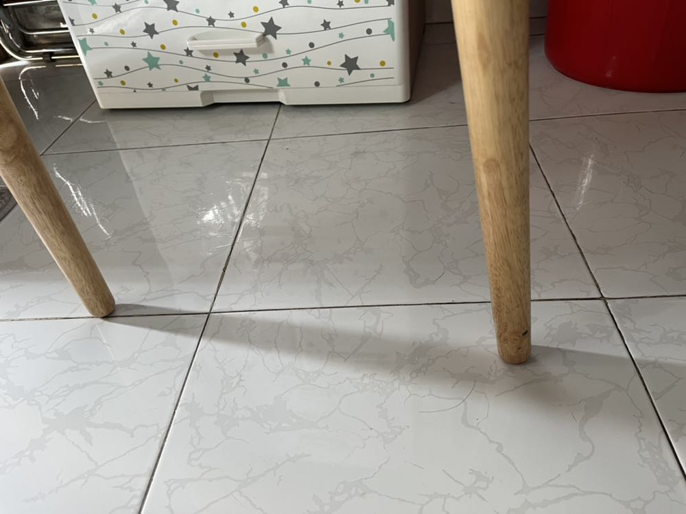 Bàn chênh vênh. Phải tựa vào tường mới tạm ổn chút. Thấy vote nhiều sao nên mới tin mua. Nhưng sản phẩm không được như suy nghĩ. Khá tệ. Bạn nào đang định mua thì nên suy nghĩ lại. 450k cho cái mặt bàn xộc xệch thì y chang việc nén tiền qua cửa sổ.